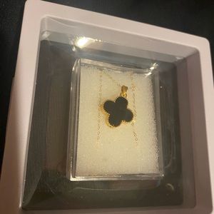 18k real saudi gold necklace with black onyx clover,flower size 15 mm,new w/otag